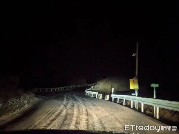 ▲▼昆陽至小風口部分路面仍結冰未融，限加掛雪鏈通行。（圖／公路局提供，下同）