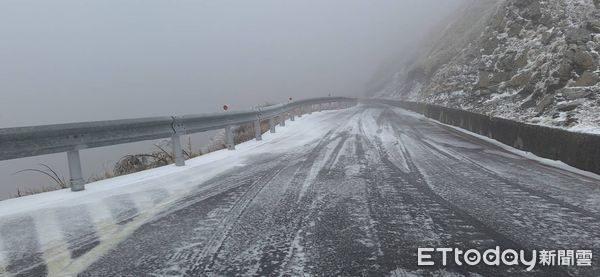 ▲台14甲線合歡山路段武嶺至小風口路段限加掛雪鏈通行。（圖／公路局中區養護工程分局提供）