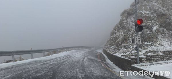 ▲台14甲線合歡山路段武嶺至小風口路段限加掛雪鏈通行。（圖／公路局中區養護工程分局提供）