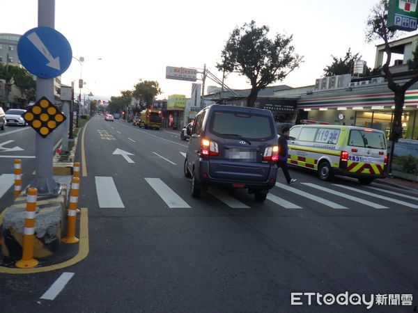 ▲▼台中18歲女學生綠燈過馬路遭廂型車撞！頭部受傷送醫。（圖／記者許權毅翻攝）