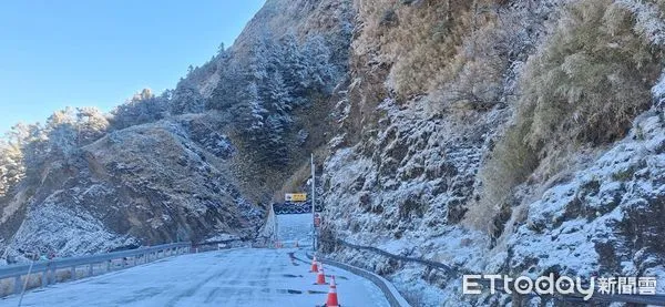 ▲受冷氣團影響，合歡山區道路入夜有結冰機率，不排除實施預警性封閉道路管制 。（圖／公路局提供，下同）