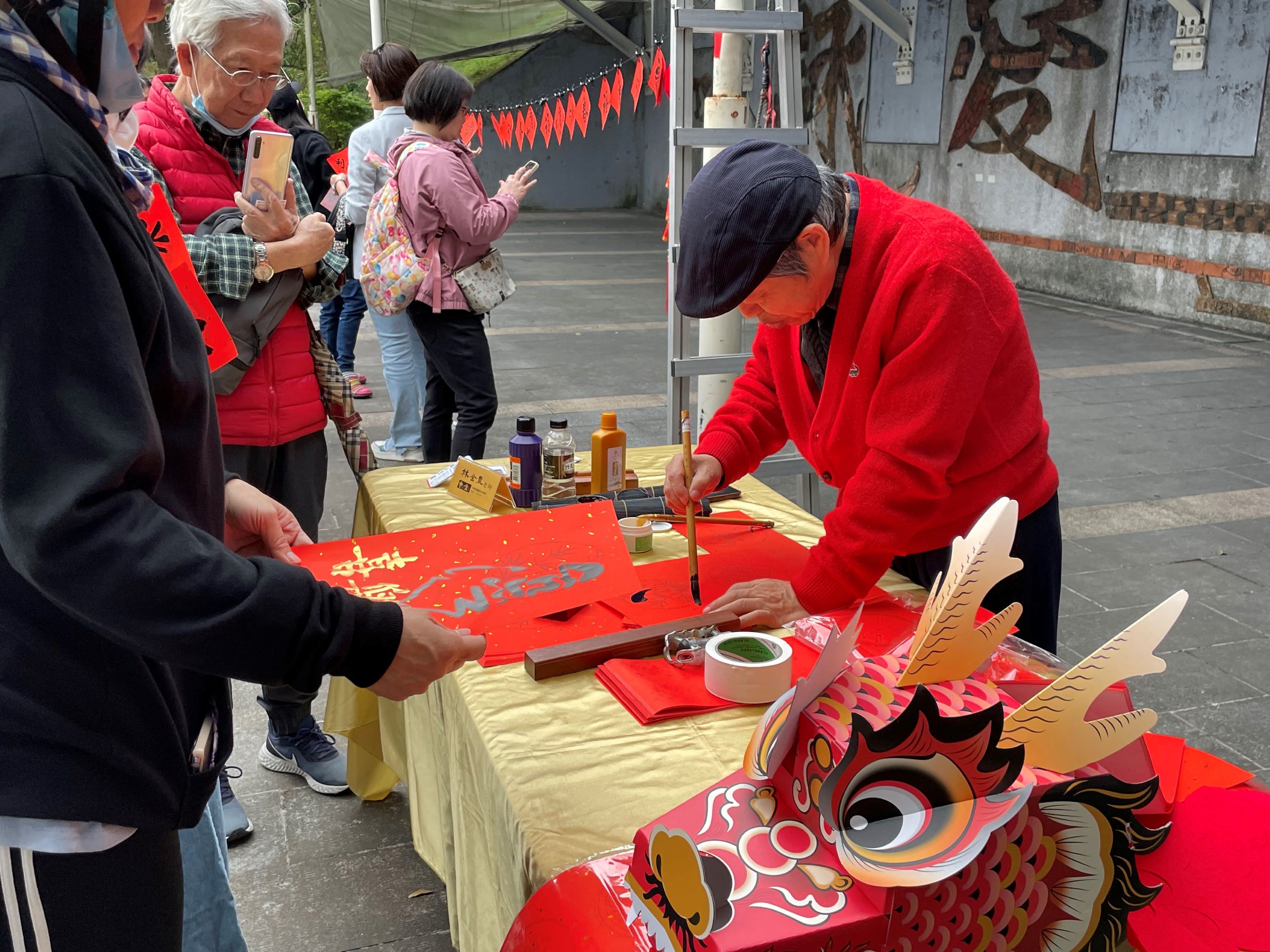 ▲新北迎乙巳蛇年！深澳贈春聯、碧潭揮毫。（圖／新北市觀旅局提供）