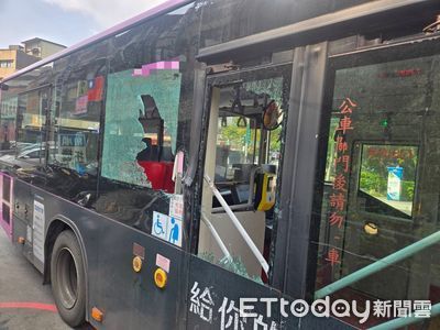 新北中和事故！吊臂車進加油站擦撞公車　母子受傷送醫