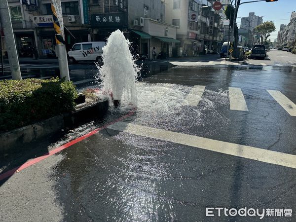 ▲▼高雄馬路驚見噴泉！小貨車迴轉撞斷消防栓　水柱狂噴畫面曝光。（圖／記者賴文萱翻攝）