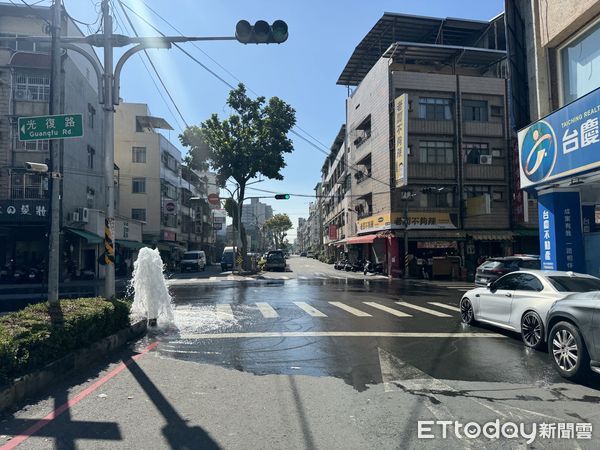 ▲▼高雄馬路驚見噴泉！小貨車迴轉撞斷消防栓　水柱狂噴畫面曝光。（圖／記者賴文萱翻攝）