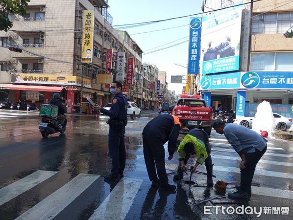 ▲▼高雄馬路驚見噴泉！小貨車迴轉撞斷消防栓　水柱狂噴畫面曝光。（圖／記者賴文萱翻攝）