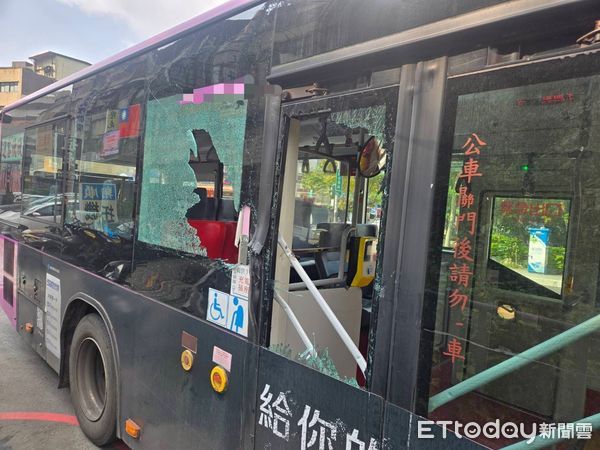 ▲孫男駕駛吊臂車進加油站時，未注意擦撞公車造成乘客一對母子受傷送醫。（圖／記者陸運陞翻攝）