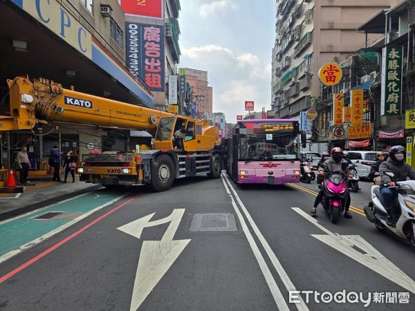 ▲孫男駕駛吊臂車進加油站時，未注意擦撞公車造成乘客一對母子受傷送醫。（圖／記者陸運陞翻攝）