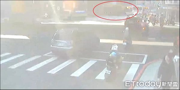 ▲孫男駕駛吊臂車進加油站時，未注意擦撞公車造成乘客一對母子受傷送醫。（圖／記者陸運陞翻攝）