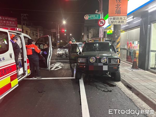 ▲▼警方試圖攔停闖紅燈的2台機車，不料卻撞上一輛吉普車             。（圖／記者楊永盛翻攝）