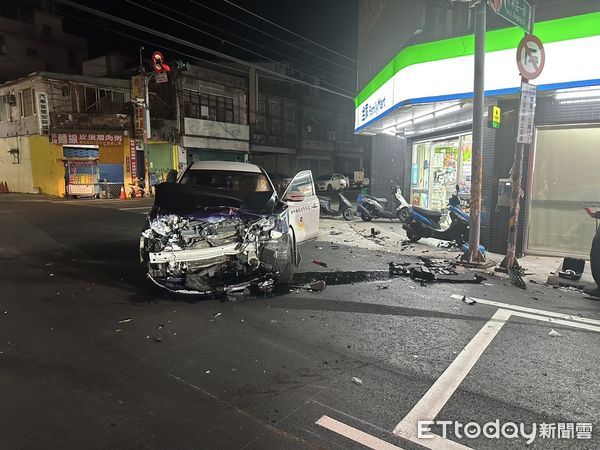 ▲▼警方試圖攔停闖紅燈的2台機車，不料卻撞上一輛吉普車             。（圖／記者楊永盛翻攝）