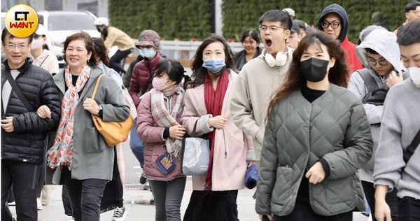 今天（6日）大陸冷氣團及輻射冷卻影響，夜晚清晨各地天氣偏冷。（示意圖／方萬民攝）