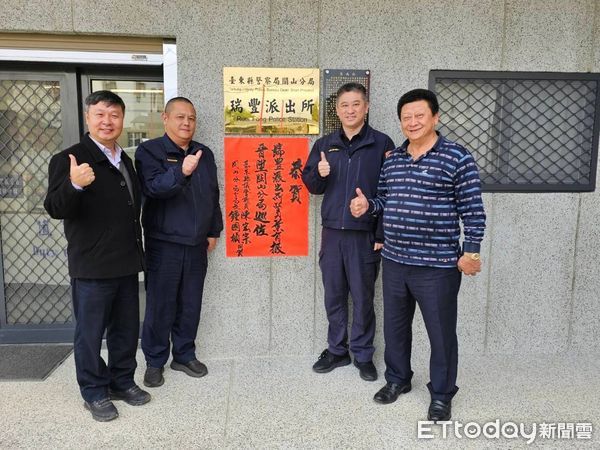 ▲台東關警分局長與議員至警所親貼紅榜。（圖／記者楊漢聲翻攝）