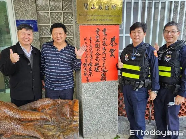 ▲台東關警分局長與議員至警所親貼紅榜。（圖／記者楊漢聲翻攝）