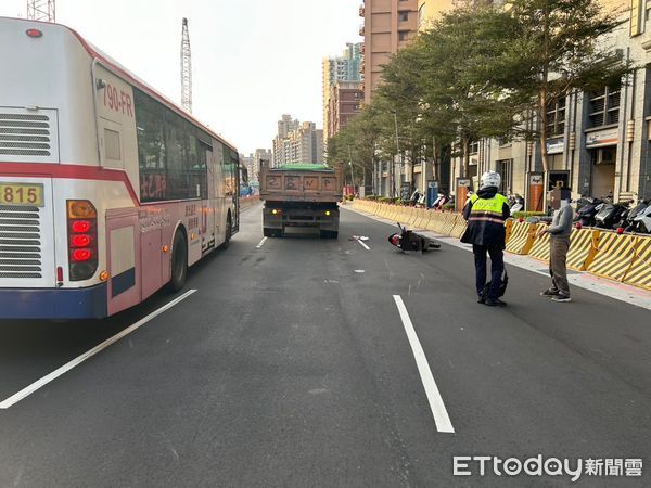 ▲▼砂石車擦撞機車，造成騎士臉部受傷送醫             。（圖／記者陳以昇翻攝）