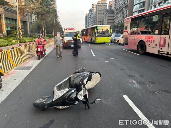 ▲▼砂石車擦撞機車，造成騎士臉部受傷送醫             。（圖／記者陳以昇翻攝）