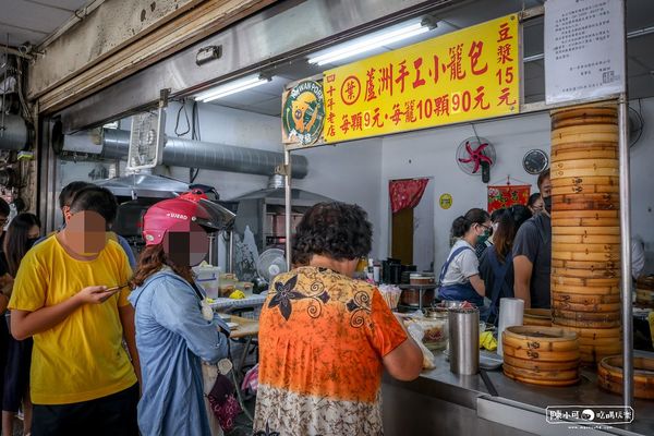 ▲▼蘆洲人40年來的早餐首選！手工現桿鮮嫩多汁小籠包　現場蒸籠疊超高。（圖／陳小可的吃喝玩樂提供）