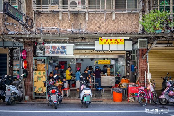 ▲▼蘆洲人40年來的早餐首選！手工現桿鮮嫩多汁小籠包　現場蒸籠疊超高。（圖／陳小可的吃喝玩樂提供）