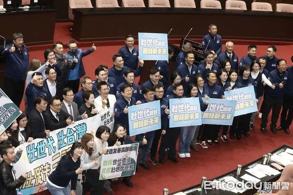 ▲▼壯世代政策與產業發展促進法草案 三讀  藍綠白朝野立委一起慶賀合影見證。（圖／記者屠惠剛攝）