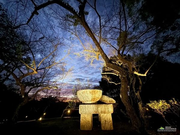 ▲桃園「角板山行館」梅花開3、4成了，風管處於梅園旁步道設置「感應式照明系統」。（圖／桃園市風管處提供）