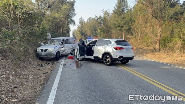 ▲▼             金門縣金湖鎮南機路、三多路口2車碰撞，2人受傷。（圖／記者林名揚翻攝，下同）