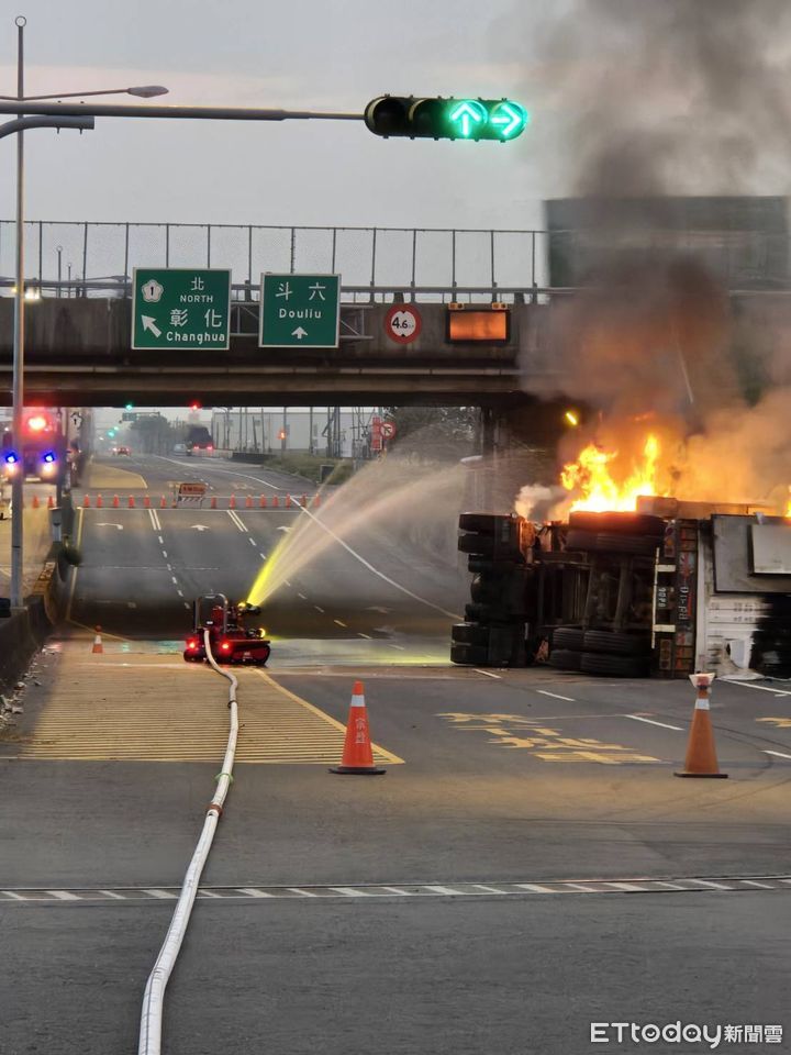 大貨車翻覆起火。（圖／記者王悉宇翻攝）