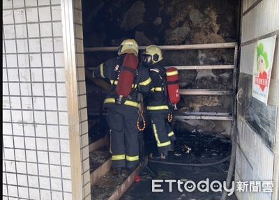 芳苑社區活動中心突竄火！消防出動搶救　梯間雜物全燒了