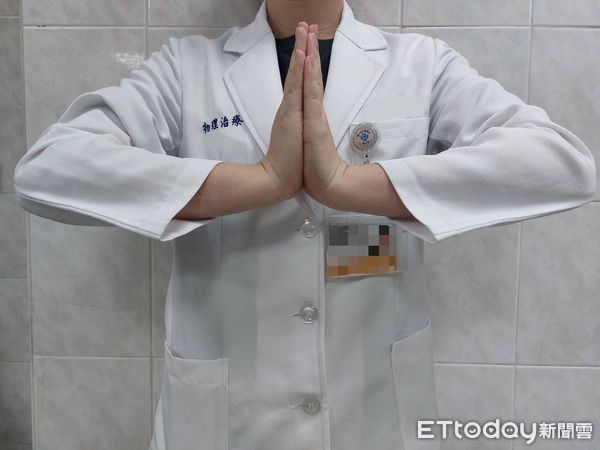 ▲圖2：手背夾擠測試(Reverse Phalen's test)：將雙手手掌互貼、手指朝上，維持30至60秒，如出現刺痛、麻木感，可能為腕隧道症候群。