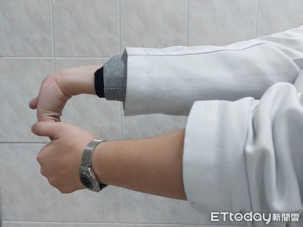 ▲▼圖3：手部伸展運動：將手指與手腕向背側伸展到有緊繃感後維持15秒，重複3至5次；圖4：前臂肌肉按摩：手心向上，按摩手腕處肌腱及周邊軟組織。（圖／台中榮總埔里分院提供）