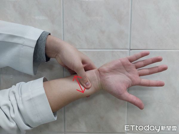▲腕隧道症候群是現代生活的隱形威脅。（圖／台中榮總埔里分院提供）