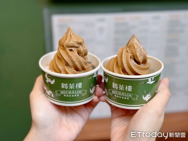 ▲▼鶴茶樓西門誠品店推限定鶴頂紅茶霜淇淋。（圖／記者蕭筠攝）