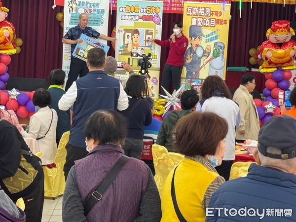 ▲台南市消防局東門消防隊，攜手民間好人好事社團，舉辦「寒冬送暖，關懷獨居老人」活動。（圖／記者林東良翻攝，下同）