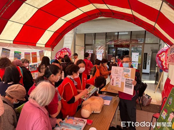 ▲台南市消防局東門消防隊，攜手民間好人好事社團，舉辦「寒冬送暖，關懷獨居老人」活動。（圖／記者林東良翻攝，下同）