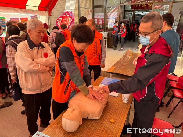 ▲台南市消防局東門消防隊，攜手民間好人好事社團，舉辦「寒冬送暖，關懷獨居老人」活動。（圖／記者林東良翻攝，下同）