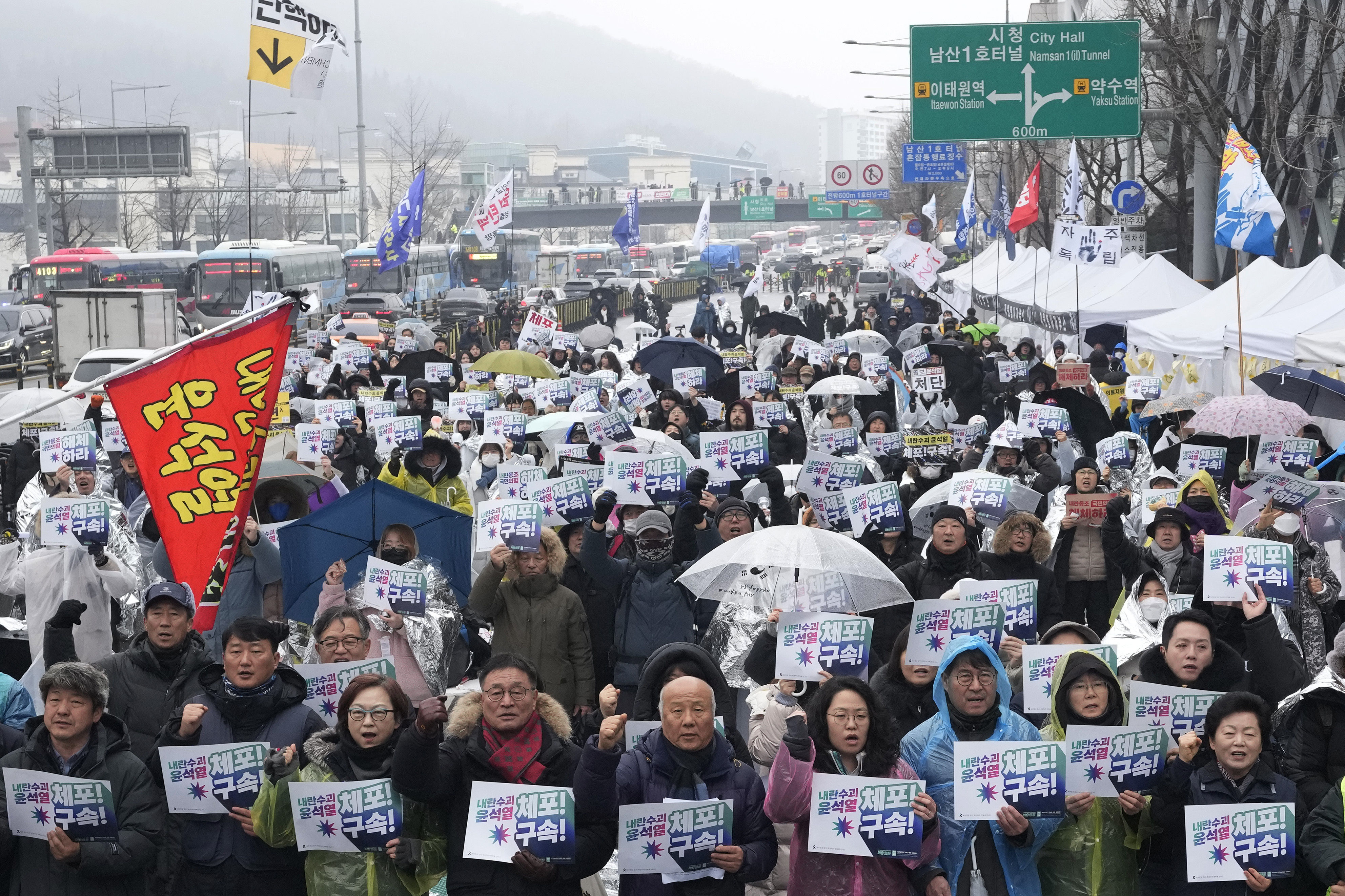 ▲▼大批民眾聚集首爾市龍山區漢南洞，呼籲逮捕總統尹錫悅。（圖／達志影像／美聯社）