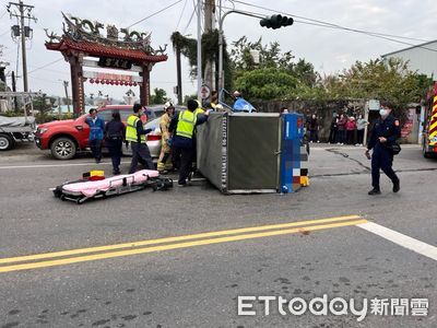 小貨車對撞左轉車「側翻倒路中」！現場畫面曝光　滿地碎片釀3傷