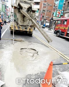 桃園中正路驚見1.4米深坑洞...狂冒白煙　急灌混凝土填平