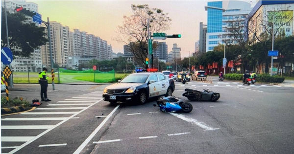 太可惡！ 淡水母子騎車遭擊落1歲嬰見血　肇事男掛假牌上路還無照闖紅燈