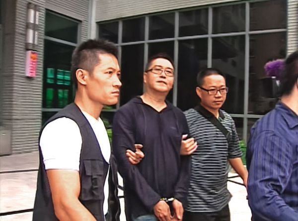 黃村（中）偷渡回台，被刑事局警方盯上，趁他買檳榔時順利將其逮捕。（東森新聞提供）