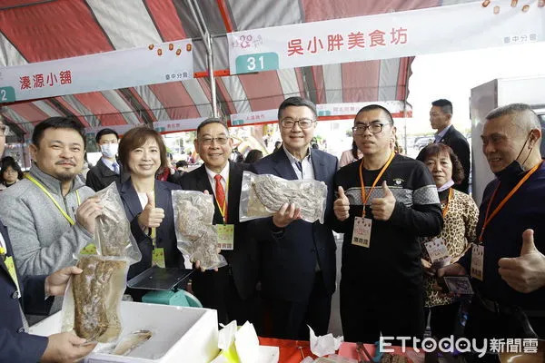 ▲▼吳小胖（右3）的鹹豬肉，在今年更生年貨大街上，獲得行政院長卓榮泰（中）推薦。（圖／臺灣更生保護會提供）