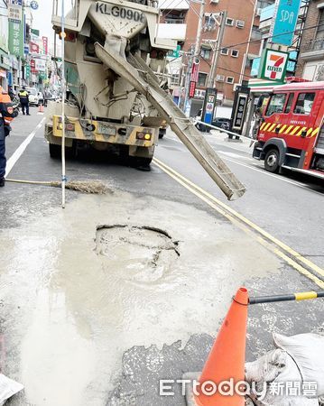 ▲桃園市桃園區中正路上出現約坑洞，捷工局於上午8時許以混泥土填補坑洞。（圖／記者沈繼昌翻攝）