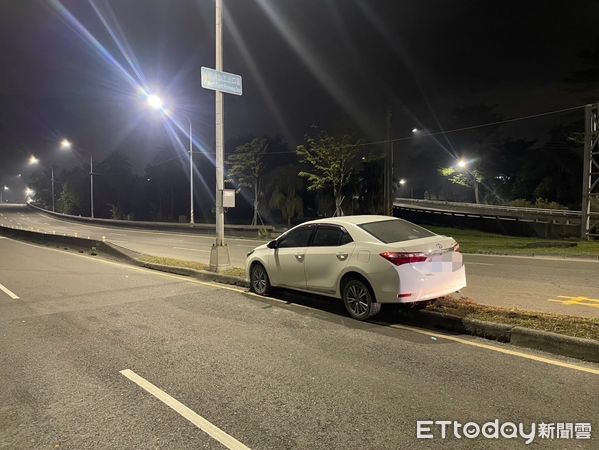 ▲▼自小客車深夜詭撞分隔島「駕駛人間蒸發」　車上留1物…讓身分露餡。（圖／記者賴文萱翻攝）