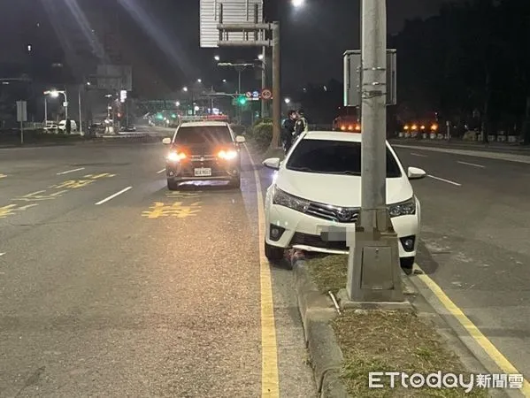 ▲▼自小客車深夜詭撞分隔島「駕駛人間蒸發」　車上留1物…讓身分露餡。（圖／記者賴文萱翻攝）