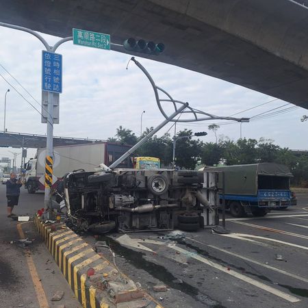 ▲▼             屏東縣萬丹鄉萬順路二段路口發生5車連環撞。（圖／翻攝自記者爆料網）