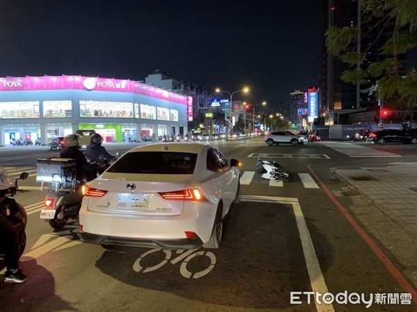 ▲台南市北區中華北路一段1部機車遇黃燈停車時，竟遭後來駛來的小客車追撞，騎士四肢受傷送醫幸無大礙。（圖／記者林東良翻攝，下同）