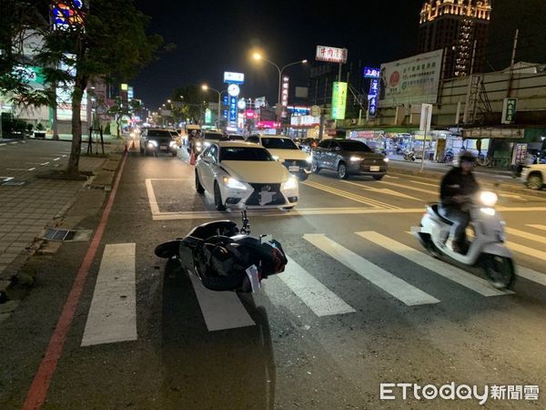 ▲台南市北區中華北路一段1部機車遇黃燈停車時，竟遭後來駛來的小客車追撞，騎士四肢受傷送醫幸無大礙。（圖／記者林東良翻攝，下同）