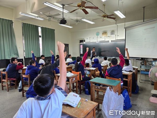 ▲里港警分局寒假交安及毒品等宣導            。（圖／記者陳崑福翻攝）