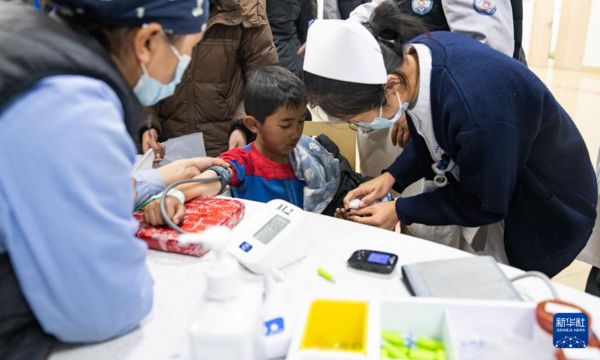 ▲▼1月8日凌晨，地震受傷人員在日喀則市人民醫院接受救治。（圖／翻攝自新華社）