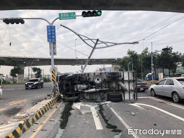 ▲▼             屏東縣萬丹鄉萬順路二段路口5車連環撞。（圖／記者陳崑福翻攝，下同）