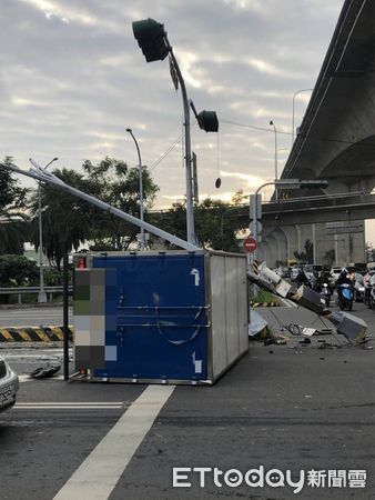 ▲▼             屏東縣萬丹鄉萬順路二段路口5車連環撞。（圖／記者陳崑福翻攝，下同）